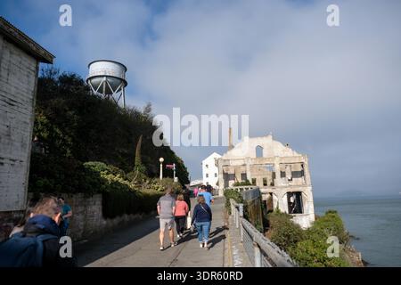 17. OCT 2025 - San Francisco, USA - Alcatraz Gefängnisinsel mit heruntergekommenen alten Gebäuden und Besuchern von Touristen. Stockfoto
