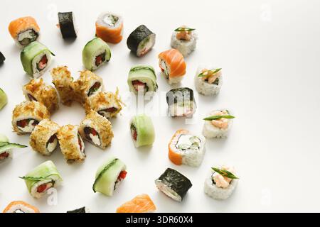 Sushi in verschiedenen Formen und Stilen auf einem einfachen weißen Hintergrund angeordnet Stockfoto