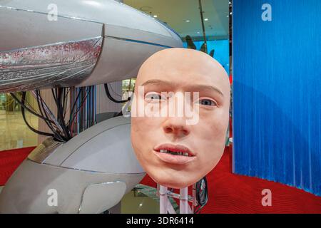 Bangkok, Thailand - 23. Dezember 2025: Robotermechanismus mit realistischer menschlicher Gesichtsmaske im Concept Store Gentle Monster Haus Nirgendwo in Bangkok Stockfoto