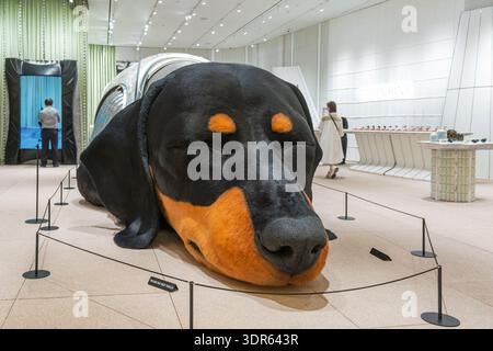 Bangkok, Thailand - 23. Dezember 2025: Große Dackelskulptur im Tamburins Concept Store Haus Nowhere Gentle Monster im ICONSIAM Stockfoto