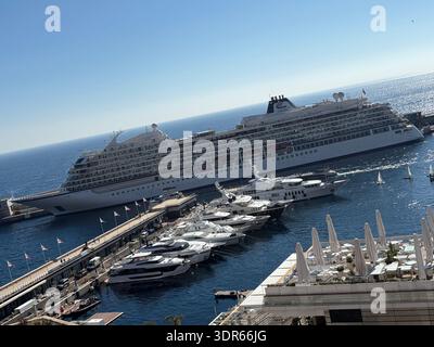 Großes Kreuzfahrtschiff legt in Port Hercules in Monte Carlo, Monaco an. Stockfoto
