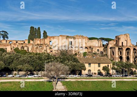 Diese Aufnahme zeigt die imposanten Ruinen der römischen Kaiserpaläste (Domus Severiana) auf dem Palatin-Hügel in Rom. Der Blickwinkel erfolgt von der Stockfoto