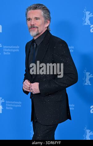 Ethan Hawke besuchte am 17. Februar 2026 den Fotoaufruf des Films The Weight während der 76. Internationalen Filmfestspiele Berlin in Berlin. Foto: Julien Reynaud/APS-Medias/ABACAPRESS.COM Credit: Abaca Press/Alamy Live News Stockfoto
