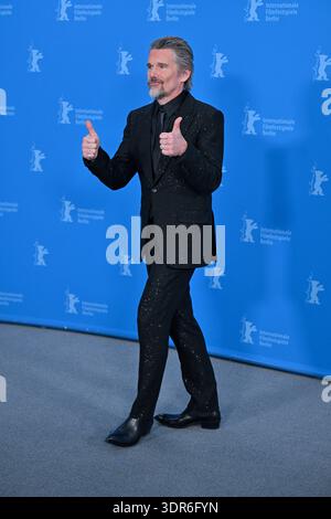 Ethan Hawke besuchte am 17. Februar 2026 den Fotoaufruf des Films The Weight während der 76. Internationalen Filmfestspiele Berlin in Berlin. Foto: Julien Reynaud/APS-Medias/ABACAPRESS.COM Credit: Abaca Press/Alamy Live News Stockfoto