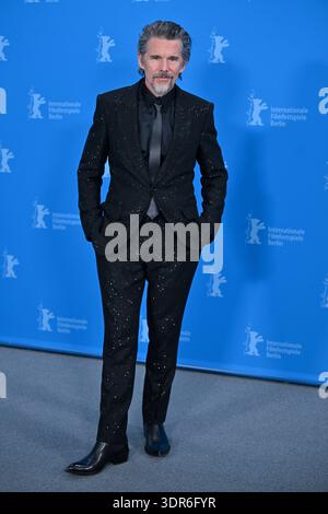 Ethan Hawke besuchte am 17. Februar 2026 den Fotoaufruf des Films The Weight während der 76. Internationalen Filmfestspiele Berlin in Berlin. Foto: Julien Reynaud/APS-Medias/ABACAPRESS.COM Credit: Abaca Press/Alamy Live News Stockfoto