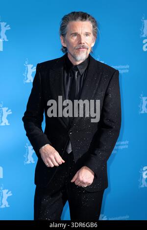 Ethan Hawke posiert am 17. Februar 2026 beim „The Weight“-Fotocall während des 76. Internationalen Filmfestivals Berlin im Grand Hyatt Hotel in Berlin Stockfoto