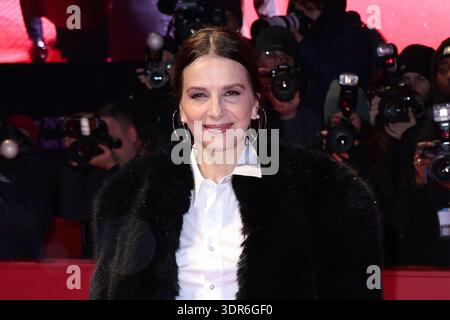Juliette Binoche nimmt am 17. Februar 2026 im Berlinale Palast bei der Premiere der „Queen at Sea“ auf dem 76. Internationalen Filmfestival Berlin Teil Stockfoto