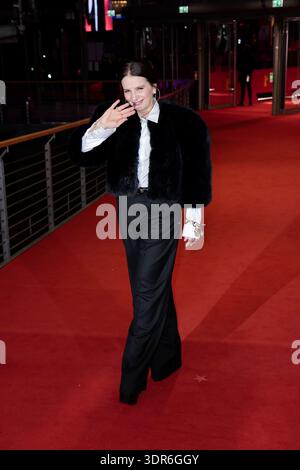 Juliette Binoche nimmt am 17. Februar 2026 im Berlinale Palast bei der Premiere der „Queen at Sea“ auf dem 76. Internationalen Filmfestival Berlin Teil Stockfoto