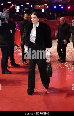 Juliette Binoche nimmt am 17. Februar 2026 im Berlinale Palast bei der Premiere der „Queen at Sea“ auf dem 76. Internationalen Filmfestival Berlin Teil Stockfoto