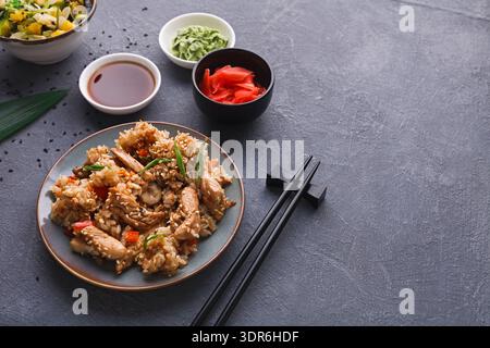 Das Abendessen wird in einer Tellerkollektion mit Reis und verschiedenen Beilagen serviert Stockfoto