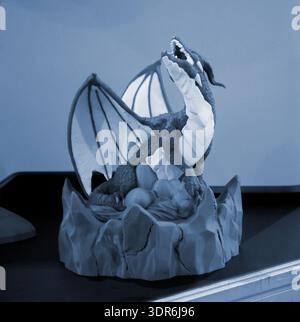 Kunstdruck auf 3D-Drucker aus Kunststoff gedruckt. Kunstform mit 3D-Druck aus Filament. Additive Fertigung. Schicht für Schicht auftragen des Materials. 3D-Drucktechnologien. FDM-Technologie Stockfoto