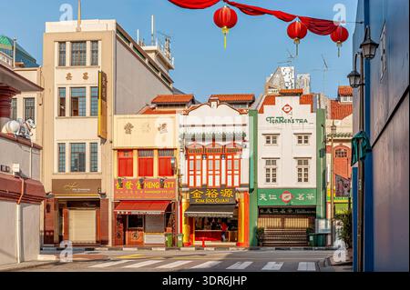Traditionelle farbenfrohe Shophouses in Chinatown, Singapur, historische Peranakan-Architektur und lebendige Straßenszene Stockfoto