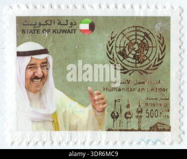 KUWAIT - 2014. Dezember 30: 500 Fils mehrfarbige Briefmarke mit der Darstellung von Scheich Sabah Al-Ahmad Al-Jaber Al-Sabah. Er war von 2006 bis 2020 der Amir von Kuwait und eine Schlüsselfigur in der Nahost-Diplomatie. Diese Komposition unterstreicht seine Anerkennung des Generalsekretärs der Vereinten Nationen, Ban Ki-moon, im Jahr 2014 als "globaler Führer für humanitäre Hilfe". Der Preis würdigte Kuwaits massiven Beitrag zu internationalen Hilfsmaßnahmen, insbesondere während der humanitären Krise in Syrien und Irak Stockfoto