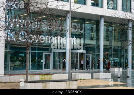Vordereingang zum Ty William Morris UK walisischen Regierungsgebäude am Central Square, Cardiff City Centre, South Wales, UK Stockfoto