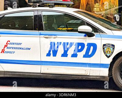 New York, USA - 9. Januar 2026: Seitenansicht eines Polizeipatrouillenautos des New York Police Department NYPD Stockfoto