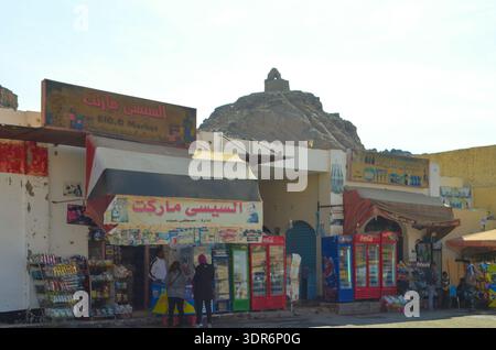 Ein Mini-Markt am Straßenrand, benannt nach dem ägyptischen Präsidenten Abdel Fattah el-Sisi, mit seinem Foto auf Beschilderung, Assuan, Ägypten, 2016 Stockfoto