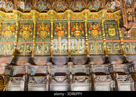 Barcelona, ​​Spain. Februar 2014. Chor im Mittelschiff der Kathedrale des Heiligen Kreuzes und der Heiligen Eulalia, geschnitzte hölzerne Chorbuden, dekoriert mit s Stockfoto