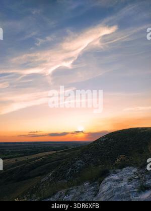 Goldener Sonnenuntergang über Berggipfeln mit dramatischem Himmel Stockfoto