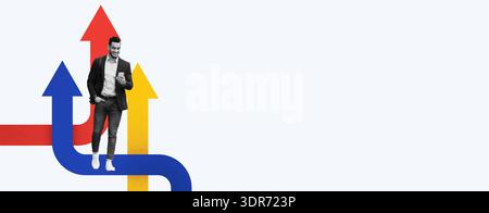 Mann, der zwischen bunten Pfeilen steht, während er ein Smartphone in einer kreativen Collage benutzt Stockfoto