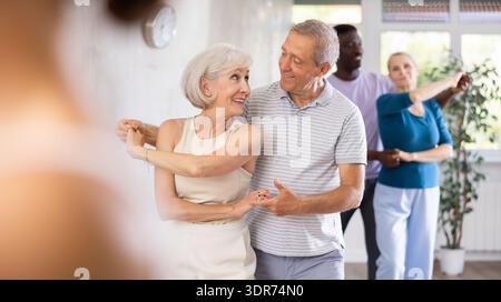 Gruppe multiethnischer Erwachsener, die Gesellschaftstanz tanzt Stockfoto