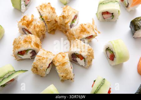 Frische Sushi-Rollen in kreisförmigem Muster auf einer weißen Oberfläche für Anzeige und Genuss Stockfoto