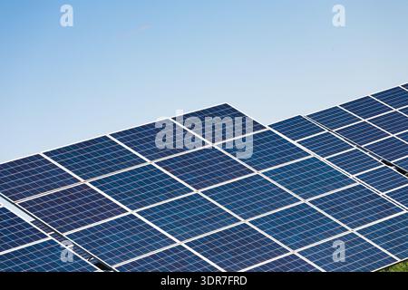 Auf Dächern installierte Solarpaneele fangen das Sonnenlicht in einem klaren blauen Himmel ein Stockfoto