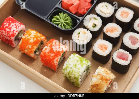 Sushi-Rolls serviert in einem Tablett mit Wasabi und eingelegtem Ingwer Stockfoto