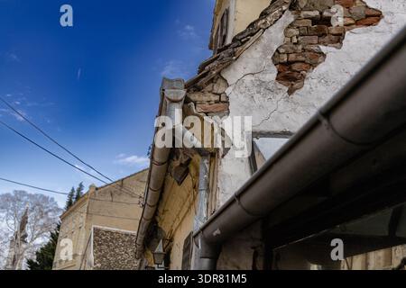 Verwittertes, Gerissenes Backsteinmauern Altes Stadtgebäude Stockfoto