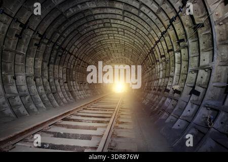 Runder unterirdischer U-Bahn-Tunnel mit Tubing. Stockfoto
