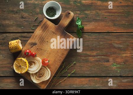 Sammlung frischer Zutaten auf einem Holzbrett für die Zubereitung einer Mahlzeit Stockfoto