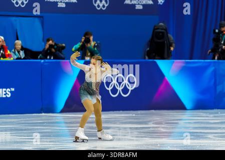 Mailand, Lombardei, Italien. Februar 2026. Olga Mikutina (10) aus Österreich tritt während des Eiskunstlauf Women: Single Skating: Short Program auf der Milano MSK Competition Rink in MAILAND, Italien, während der Olympischen Winterspiele 2026 in Milano Cortina auf. Olga Mikutina belegt Platz 17 und qualifiziert sich für das Finale. (Kreditbild: © Walter G. Arce/ZUMA Press Wire) NUR REDAKTIONELLE VERWENDUNG! Nicht für kommerzielle ZWECKE! Stockfoto