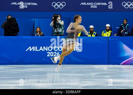 Mailand, Lombardei, Italien. Februar 2026. Olga Mikutina (10) aus Österreich tritt während des Eiskunstlauf Women: Single Skating: Short Program auf der Milano MSK Competition Rink in MAILAND, Italien, während der Olympischen Winterspiele 2026 in Milano Cortina auf. Olga Mikutina belegt Platz 17 und qualifiziert sich für das Finale. (Kreditbild: © Walter G. Arce/ZUMA Press Wire) NUR REDAKTIONELLE VERWENDUNG! Nicht für kommerzielle ZWECKE! Stockfoto