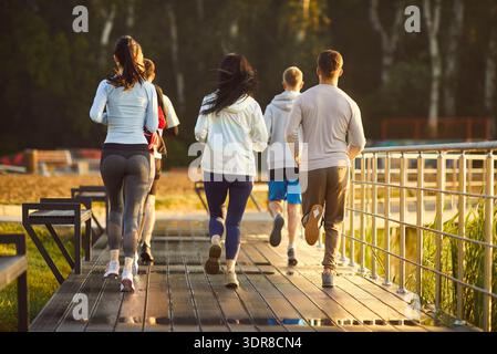 Laufgruppe von jungen Athleten Jogging Marathon im Park, gesunde Outdoor-Workout Stockfoto
