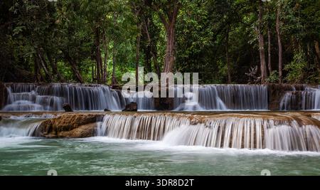 Huay Mae Khamin Wasserfälle in Thailand. Tropischer Wald umgibt das kaskadierende Wasser. Gelegen im Sri Nakarin Dam Nationalpark, Kanchanaburi. Stockfoto