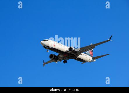 Eine Boeing 737 wird an einem hellen Tag in Richtung der Landung auf dem Vancouver International Airport gesehen. Das Flugzeug nähert sich anmutig der Landebahn A Stockfoto