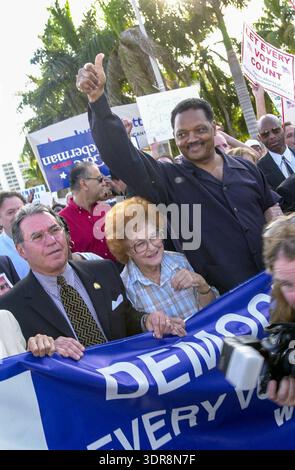 Nach der Kontroverse in Florida, bei der die Präsidentschaftswahlen von Al Gore gegen George Bush zu kurz kamen, war Reverand Jesse Jackson einer von vielen Bürgerführern, die eine Neuauszählung der fehlerhaften Stimmzettel in West Palm Beach am 13. November 2000 forderten Stockfoto