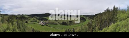 Panorama, weitreichender Blick über grüne Wiesen, Felder und bewaldete Hügel, Wandern auf dem Rennsteig, Thüringer Wald Stockfoto