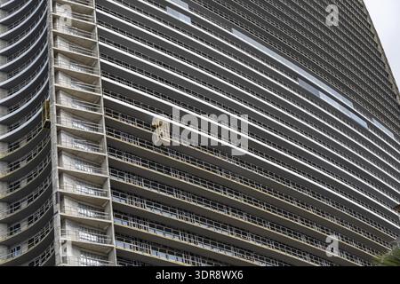 Batumi, Georgien. Juli 2025. Ein Bauarbeiter, der an einem modernen Hochhausprojekt entlang der Meeresfront von Batumi am Schwarzen Meer arbeitet Stockfoto