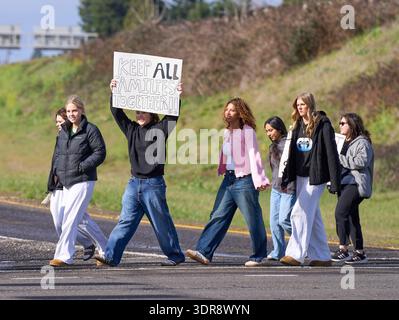Studenten der North Eugene High School in Eugene, Oregon, gingen am 17. Februar 2026 aus Protest gegen die Einwanderungspolitik der Trump-Regierung. Stockfoto