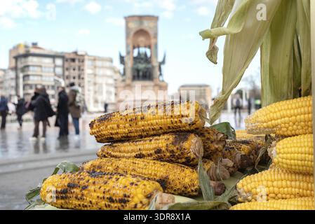Frisch gegrillter Mais auf dem Kolben zum Verkauf an einem typischen türkischen Straßenstand am Taksim-Platz auf der europäischen Seite von Istanbul, Türkei Stockfoto