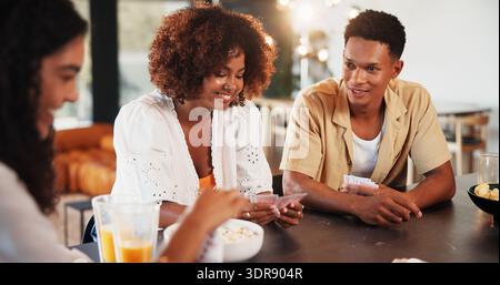 Frau, Freunde und Spielkarten zu Hause mit Lächeln, Binden und Herausforderung mit Snacks für den Wettbewerb. Leute, Gruppen und entspannen Sie sich mit Spiel, Strategie und Stockfoto