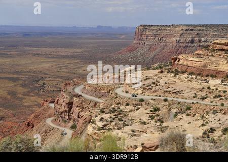 Serpentine Road schlängelt sich durch eine felsige Wüstenlandschaft mit einem atemberaubenden Ausblick, Monument Valley, Navajo Tribal Park, Navajo Nation Reservation, Utah, Ari Stockfoto