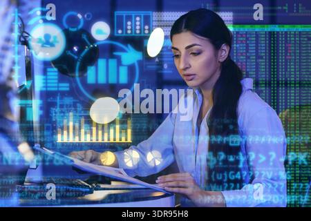 Doppelbelichtung virtueller Bildschirme mit Diagrammen und weiblicher Geschäftsanalytikerin, die im Büro arbeitet Stockfoto