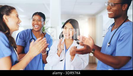 Applaus, Team und glücklich mit Ärzten im Krankenhaus für gute Nachrichten, Gesundheitsförderung und Unterstützung. Medizinische Leistung, Zusammenarbeit und Bonus mit Stockfoto
