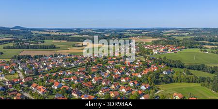 Die Ortschaft Bernhardswald im Falkensteiner Vorwald in der Oberpfalz aus der Vogelperspektive Luftbild der Gemeinde Bernhardswald im Kreis Regensburg Stockfoto