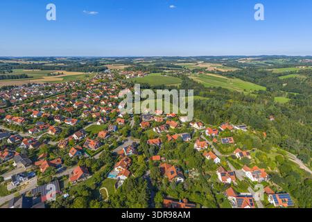 Die Ortschaft Bernhardswald im Falkensteiner Vorwald in der Oberpfalz aus der Vogelperspektive Luftbild der Gemeinde Bernhardswald im Kreis Regensburg Stockfoto