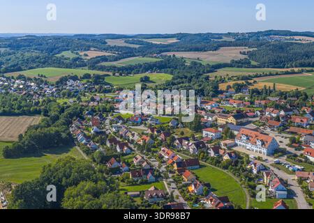 Die Ortschaft Bernhardswald im Falkensteiner Vorwald in der Oberpfalz aus der Vogelperspektive Luftbild der Gemeinde Bernhardswald im Kreis Regensburg Stockfoto