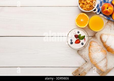 Auf einem Holztisch befindet sich eine Sammlung von Frühstücksspeisen Stockfoto