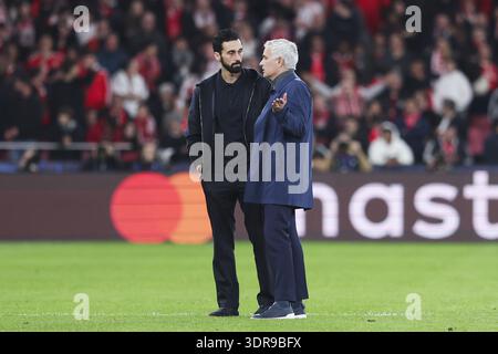Alvaro Arbeloa, Cheftrainer von Real Madrid, spricht mit Jose Mourinho, Cheftrainer von SL Benfica nach der UEFA Champions League, KO Play-offs, 1. Leg-Fußballspiel zwischen SL Benfica und Real Madrid CF am 17. Februar 2026 im Estádio da Luz in Lissabon, Portugal Stockfoto