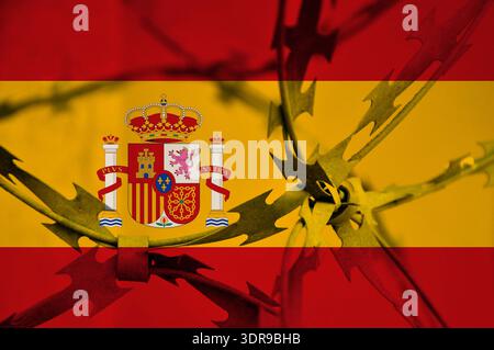 Abstraktes Bild der spanischen Nationalflagge mit verdrehtem Stacheldraht. Stockfoto